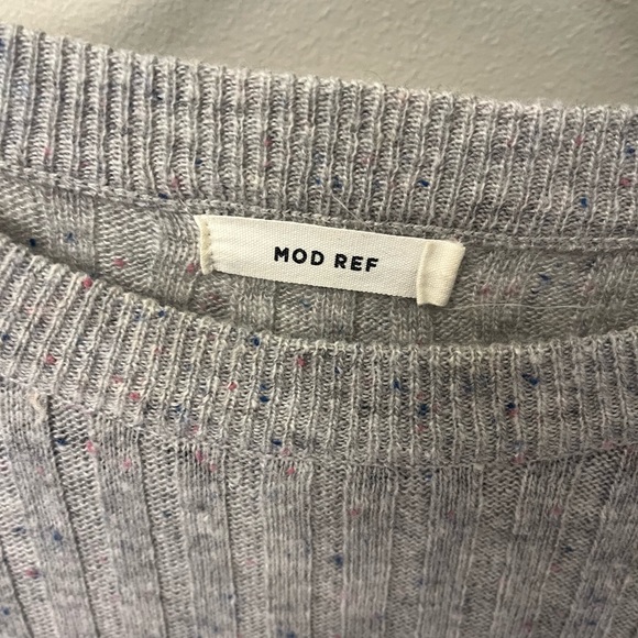 Tin sweater with bell sleeves. Grey with subtle blue and pink speckles. - Picture 2 of 3